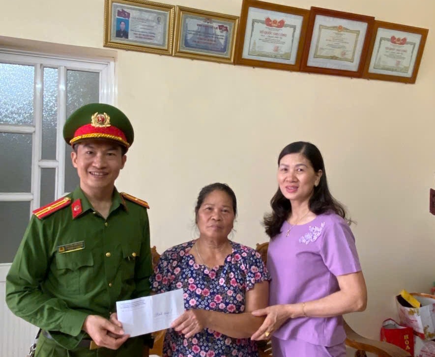 Công an phường Ngọc Xuyên tổ chức hoạt động tri ân thân nhân liệt sỹ nhân dịp tháng Nhân đạo và kỷ niệm 70 năm ngày Hải Phòng giải phóng